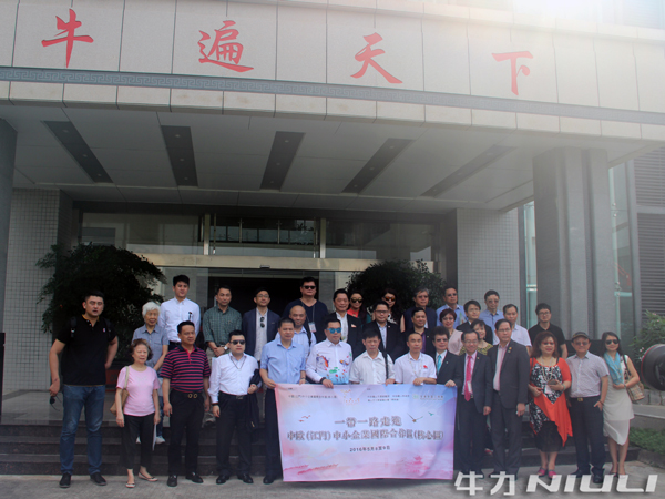 香港“一帶一路”國際研究院商務(wù)訪問團在牛力合影 香港“一帶一路”國際研究院商務(wù)訪問團在牛力合影