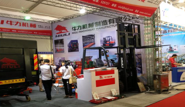 牛力參展產品：堆高車、汽車升降尾板、電動搬運車等